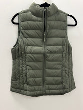 Load image into Gallery viewer, Light weight puffer vest
